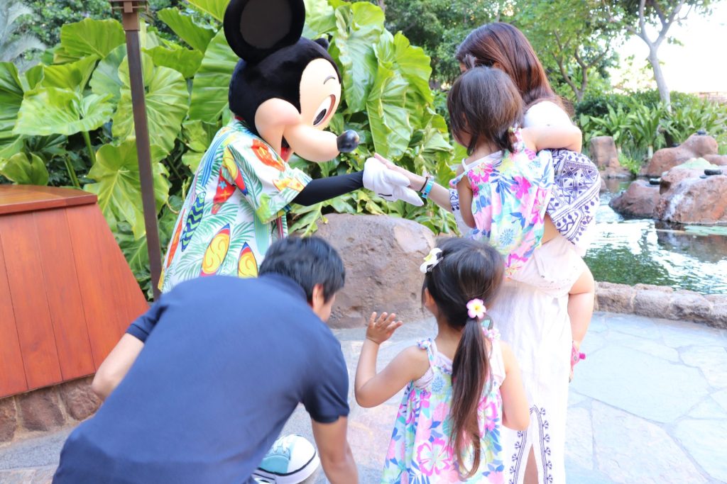 アウラニディズニーリゾート＆スパ　朝食会場レストランマカヒキでミッキーと写真撮影