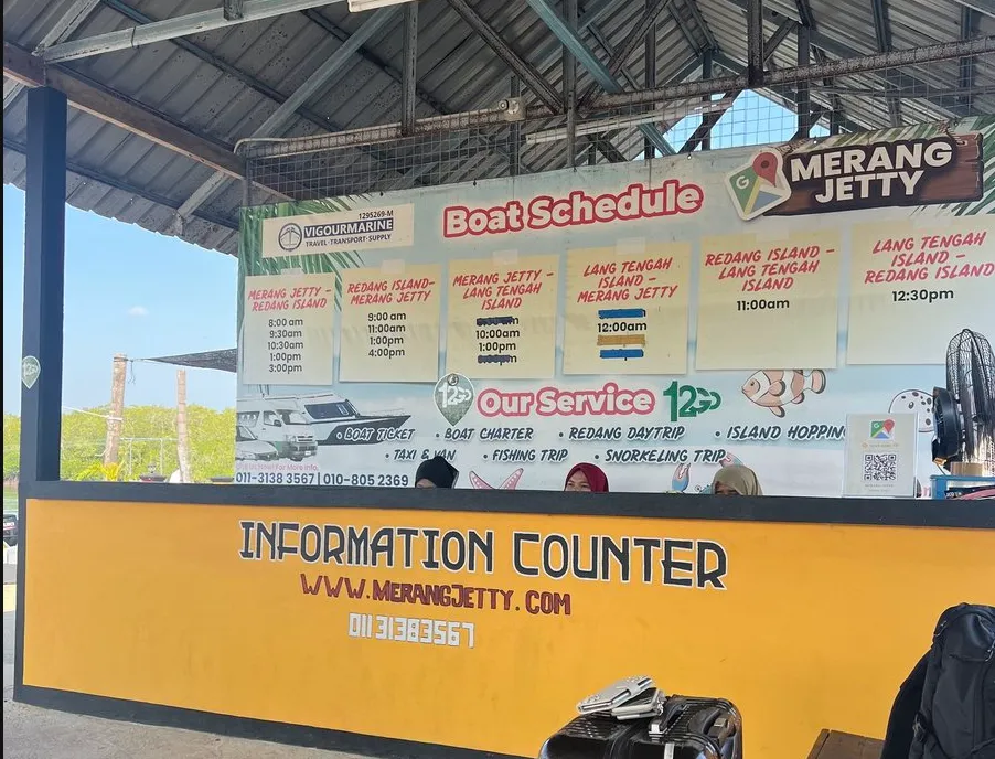 レダン島に行くフェリー乗り場Merangjettyのカウンター