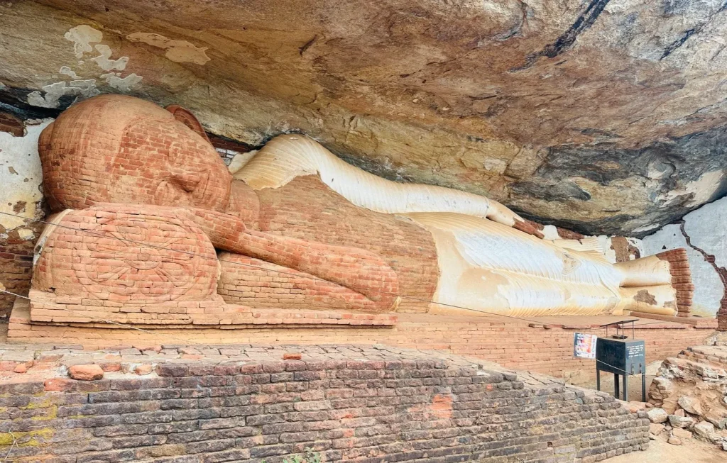 スリランカ子連れ旅｜ビンドゥガラロックの仏像