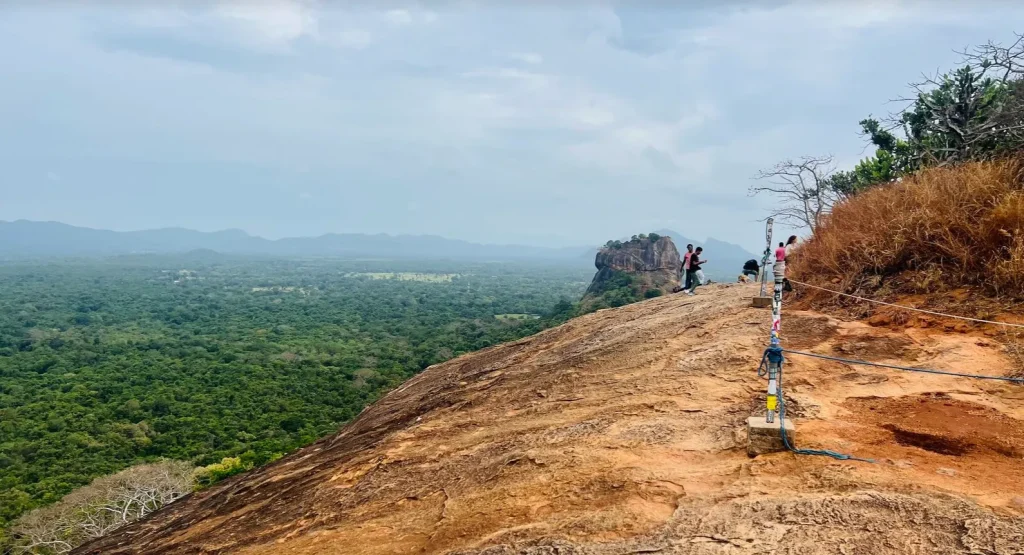 スリランカ子連れ旅｜ビンドゥガラロック山頂