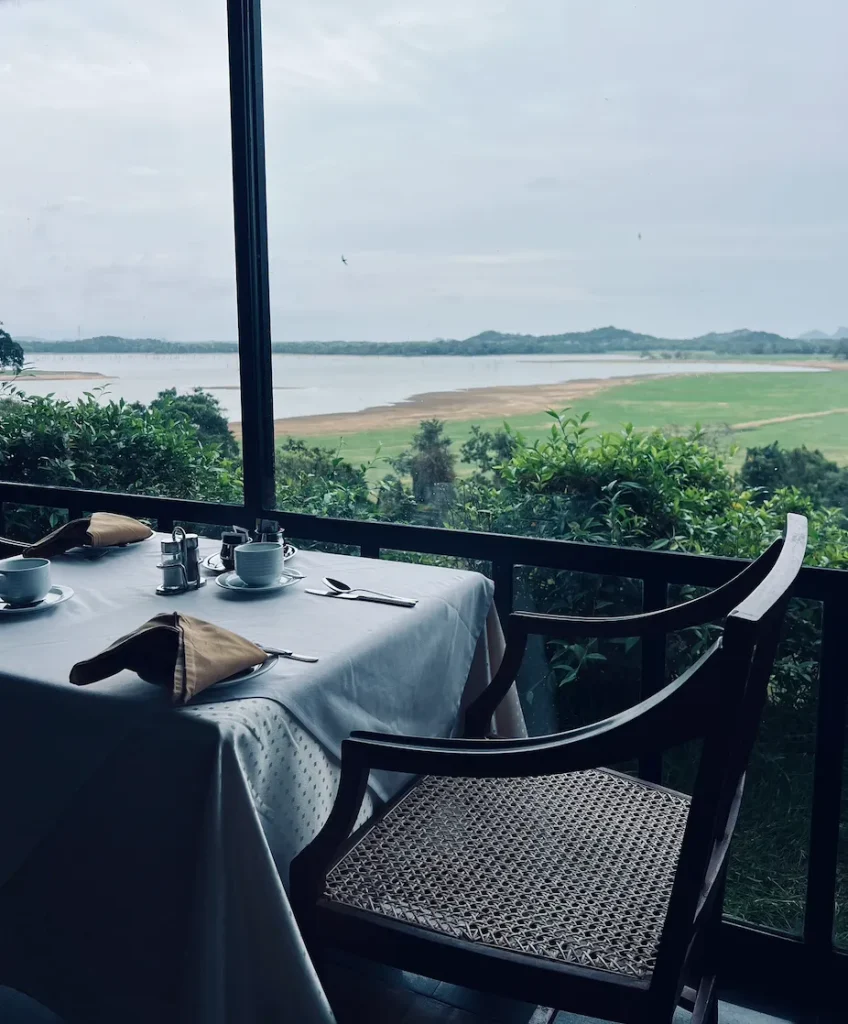 ヘリタンスカンダラマ宿泊記｜朝食ビュッフェの席