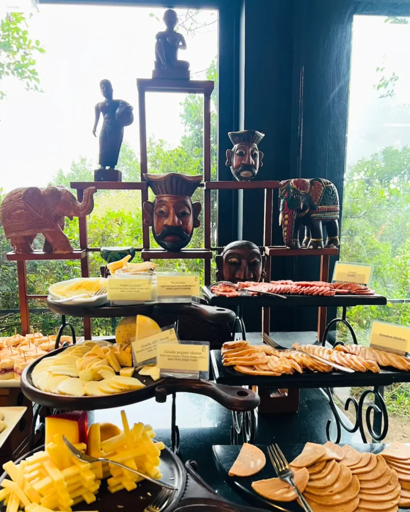 ヘリタンスカンダラマ子連れ宿泊記｜朝食ビュッフェハム・チーズ