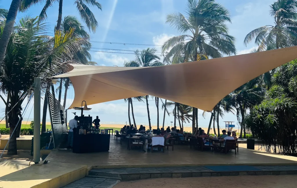 ジェットウィングビーチホテルプールバー｜スリランカバワ建築｜宿泊記