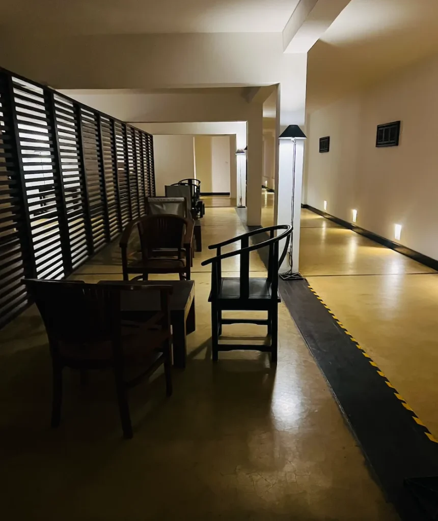 ジェットウィングビーチホテル通路｜スリランカバワ建築｜宿泊記