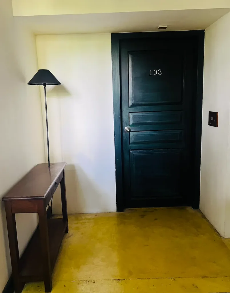 ジェットウィングビーチホテルお部屋のドア｜スリランカバワ建築｜宿泊記