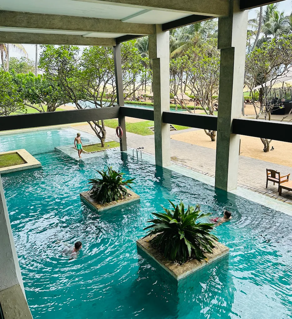 ジェットウィングビーチホテルラナイ日陰のプール｜スリランカバワ建築｜宿泊記