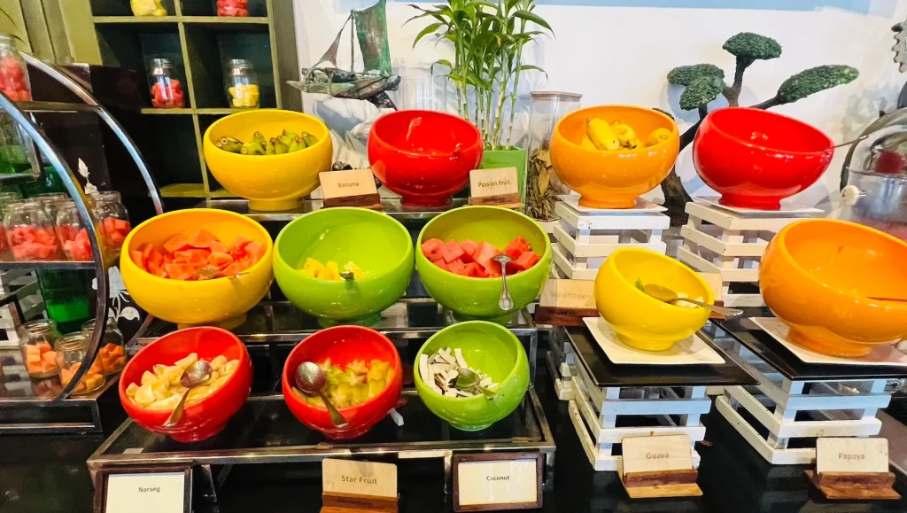 ジェットウィングブルーホテル宿泊記｜朝食ビュッフェフルーツ｜スリランカニゴンボ｜