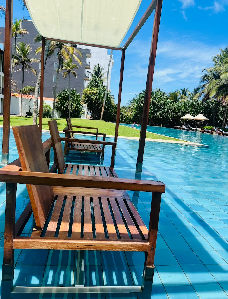 ジェットウィングブルーホテル宿泊記｜プールチェア｜スリランカニゴンボ｜