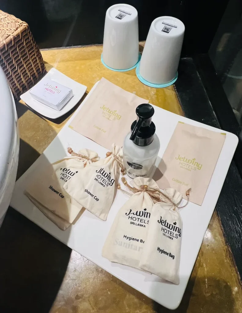 ジェットウィングビーチホテルラナイお部屋のアメニティ｜スリランカバワ建築｜宿泊記