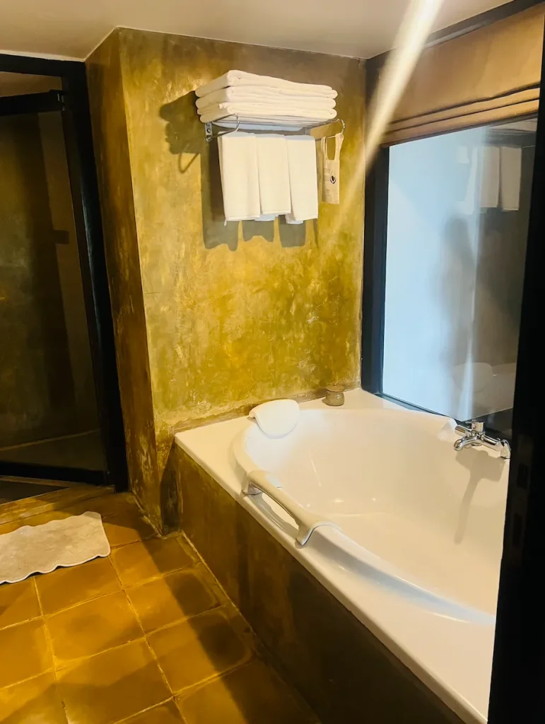 ジェットウィングビーチホテルお部屋バスタブ｜スリランカバワ建築｜宿泊記