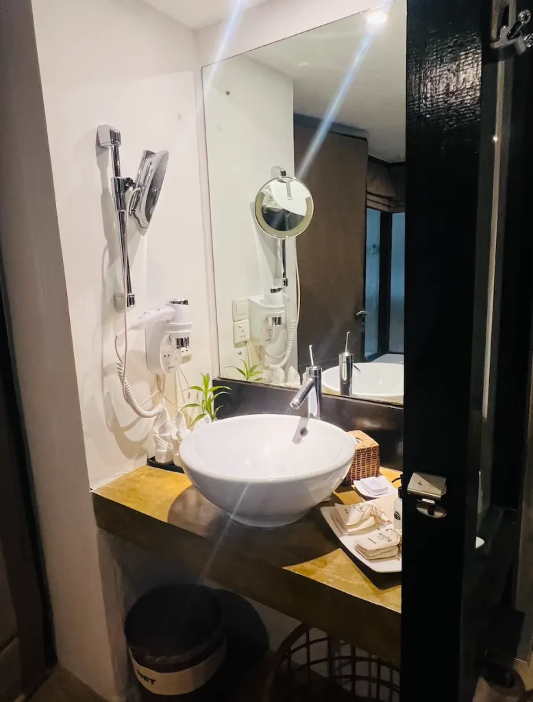 ジェットウィングビーチホテルバスルーム｜スリランカバワ建築｜宿泊記