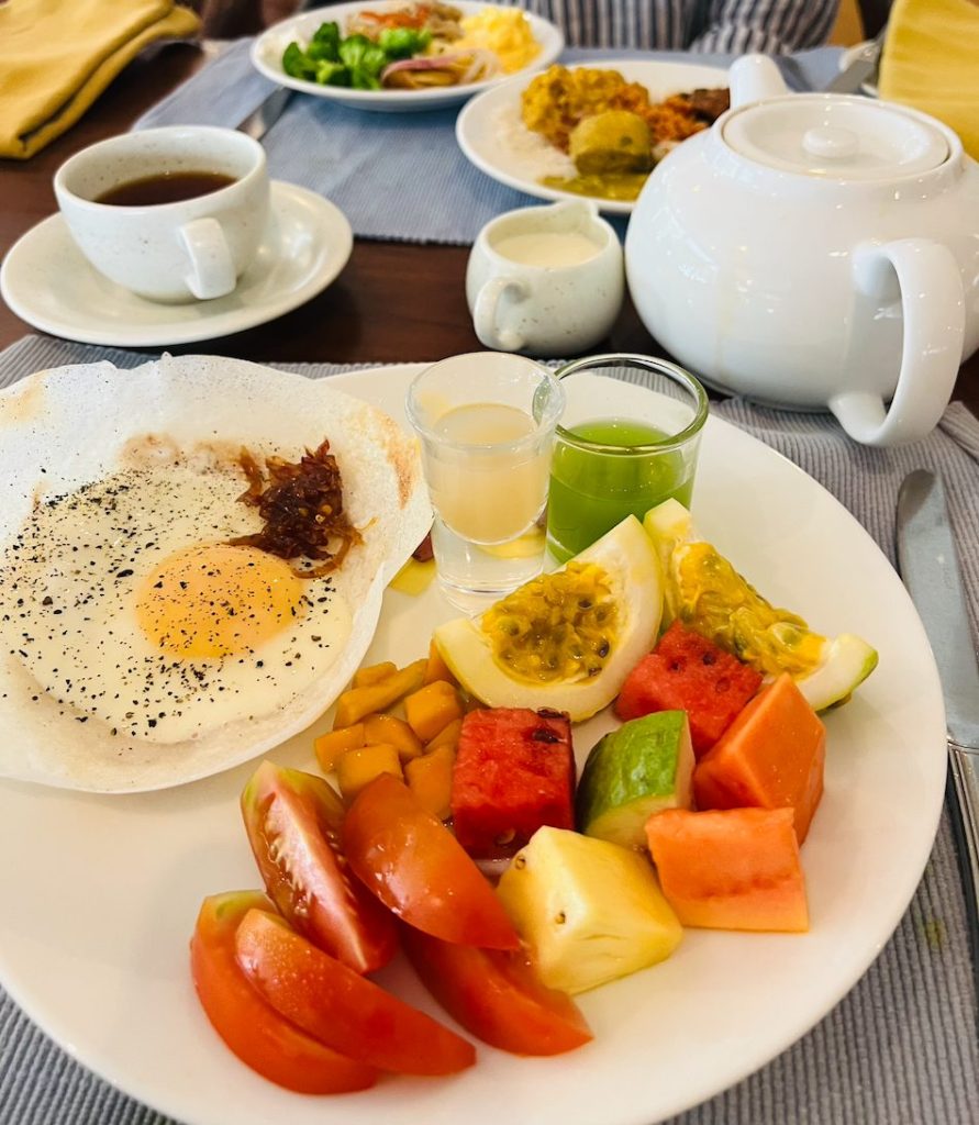 ジェットウィングビーチホテル朝食ビュッフェ｜スリランカバワ建築｜宿泊記