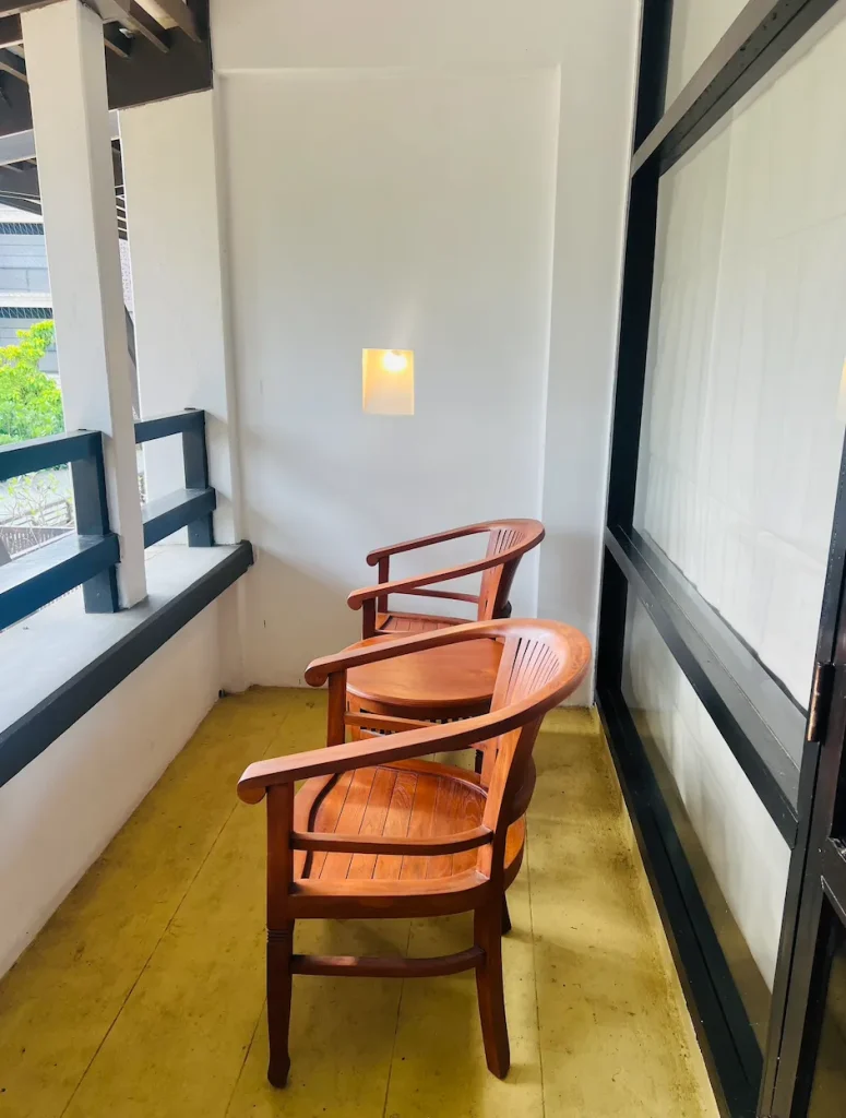 ジェットウィングビーチホテルベランダラナイ｜スリランカバワ建築｜宿泊記