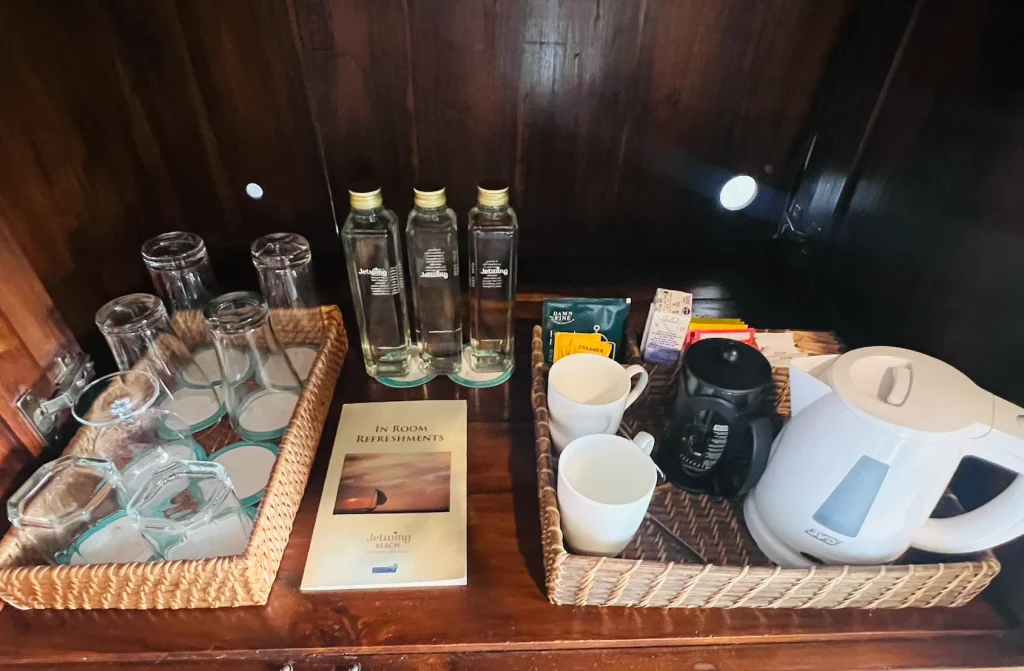 ジェットウィングビーチホテルラナイお部屋のルームバー｜スリランカバワ建築｜宿泊記