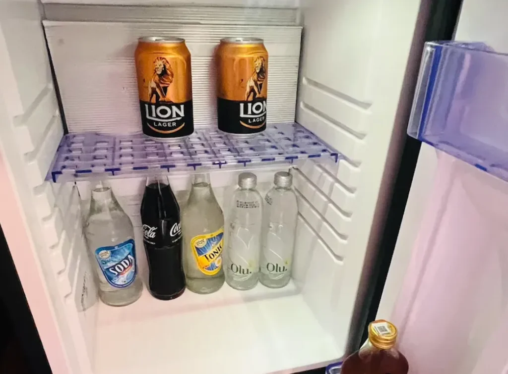 ジェットウィングビーチホテルラナイお部屋のルームバー｜スリランカバワ建築｜宿泊記