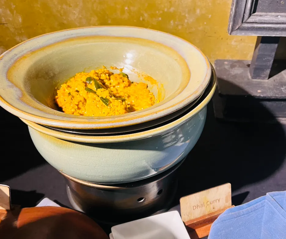 ジェットウィングビーチホテル朝食ビュッフェのスリランカカレー｜スリランカバワ建築｜宿泊記