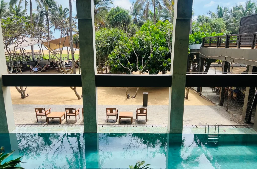 ジェットウィングビーチホテルロビーからの眺め｜スリランカバワ建築｜宿泊記