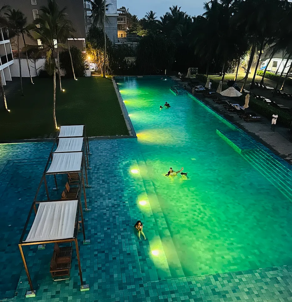 ジェットウィングブルーホテル宿泊記｜ナイトプール｜スリランカニゴンボ