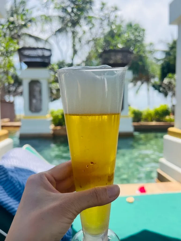 子連れにおすすめ!JWマリオット プーケット リゾート&スパ|プールバーのビール