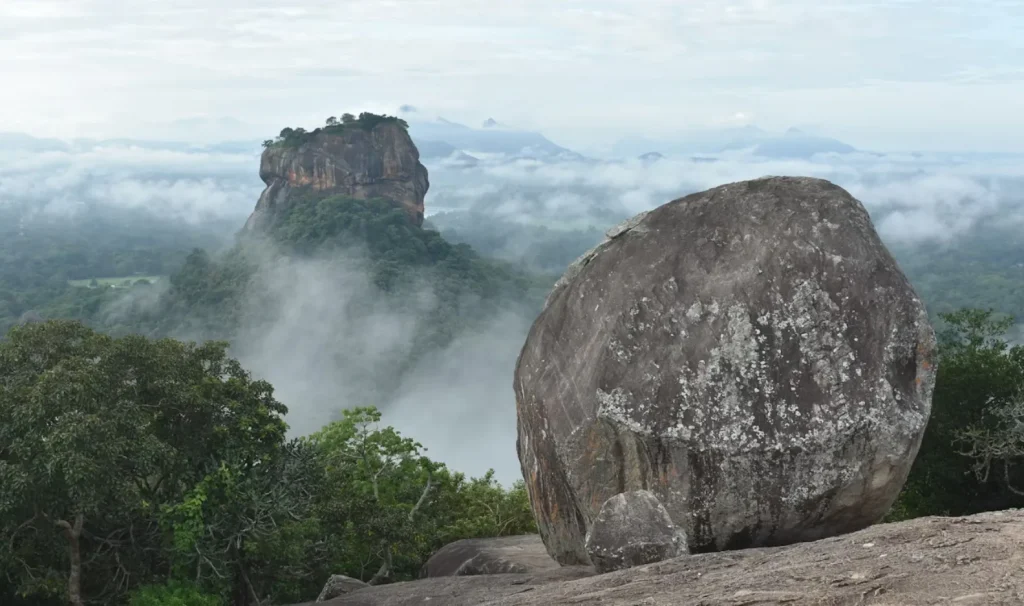 スリランカ子連れ旅｜ビンドゥガラロックから見たシーギリヤロック