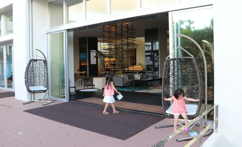 ルネッサンスリゾートオキナワ子連れ宿泊レポ｜ジャンケンスタンプラリーをする子供