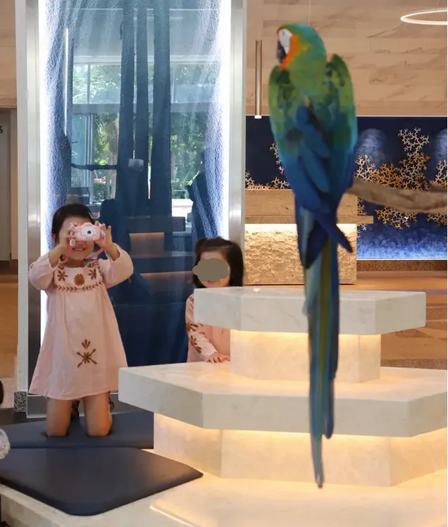 ルネッサンスリゾートオキナワ子連れ宿泊レポ｜ホテルロビーにいる動物