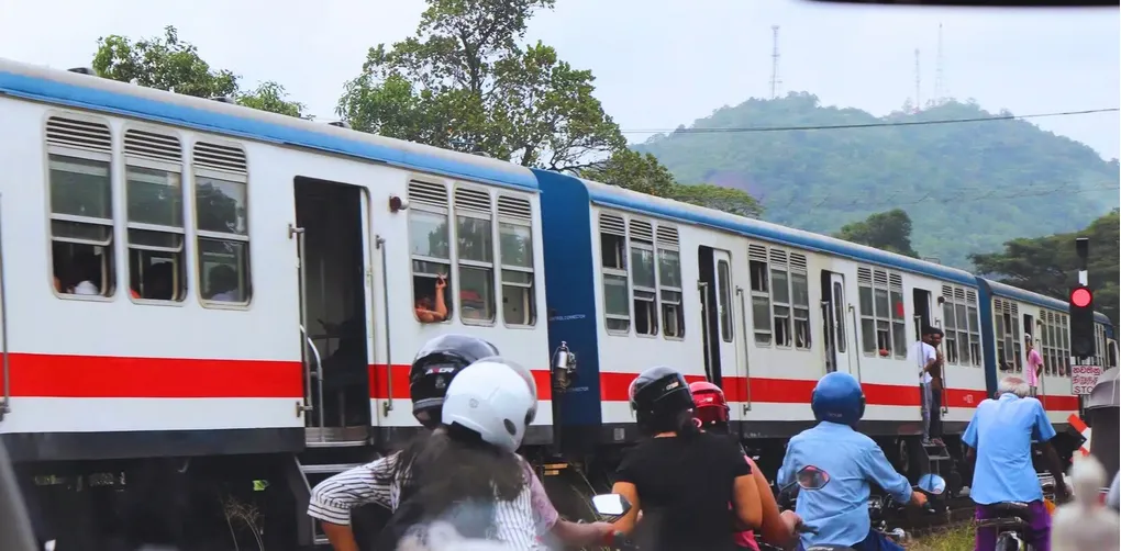 スリランカ旅行移動手段｜途中で見た電車