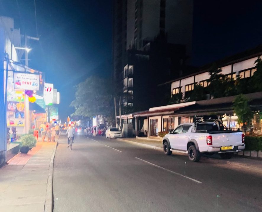 ジェットウィングビーチホテル目の前の道路