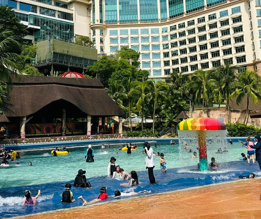 サンウェイラグーンプール（波無し）