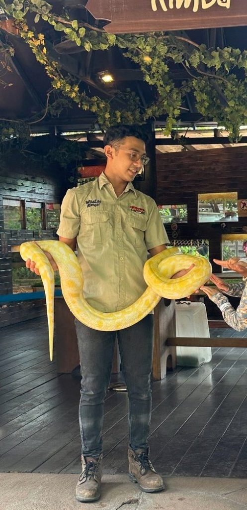 sunwaylagoonサンウェイラグーン蛇との記念撮影