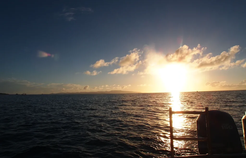 竹富島の海から見るサンセット